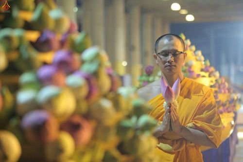 ภาพ No.27985:พิธีปิดแผ่นทองระฆังธรรม เข้าสู่ยุคชาวศิวิไลซ์และพิธีสวดธัมมจักกัปปวัตนสูตร