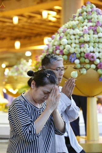 ภาพ No.28034:พิธีปิดแผ่นทองระฆังธรรม เข้าสู่ยุคชาวศิวิไลซ์และพิธีสวดธัมมจักกัปปวัตนสูตร