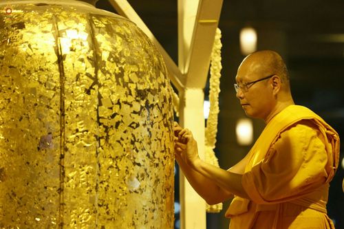 ภาพ No.28047:พิธีปิดแผ่นทองระฆังธรรม เข้าสู่ยุคชาวศิวิไลซ์และพิธีสวดธัมมจักกัปปวัตนสูตร