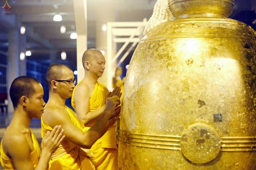 ภาพ No.28071:พิธีปิดแผ่นทองระฆังธรรม เข้าสู่ยุคชาวศิวิไลซ์และพิธีสวดธัมมจักกัปปวัตนสูตร
