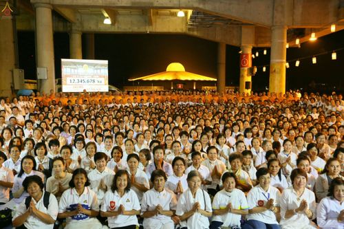 ภาพ No.28089:พิธีปิดแผ่นทองระฆังธรรม เข้าสู่ยุคชาวศิวิไลซ์ และพิธีสวดธัมมจักกัปปวัตนสูตร มุ่งสู่ความสำเร็จ ๑๒,๓๔๕,๖๗๘ จบ