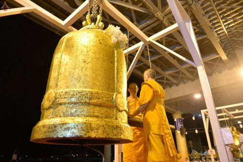 ภาพ No.28094:พิธีปิดแผ่นทองระฆังธรรม เข้าสู่ยุคชาวศิวิไลซ์ และพิธีสวดธัมมจักกัปปวัตนสูตร มุ่งสู่ความสำเร็จ ๑๒,๓๔๕,๖๗๘ จบ