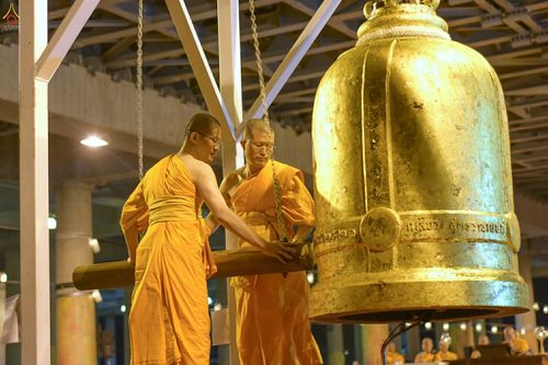 ภาพ No.28095:พิธีปิดแผ่นทองระฆังธรรม เข้าสู่ยุคชาวศิวิไลซ์ และพิธีสวดธัมมจักกัปปวัตนสูตร มุ่งสู่ความสำเร็จ ๑๒,๓๔๕,๖๗๘ จบ