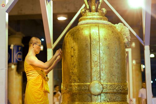 ภาพ No.28091:พิธีปิดแผ่นทองระฆังธรรม เข้าสู่ยุคชาวศิวิไลซ์ และพิธีสวดธัมมจักกัปปวัตนสูตร มุ่งสู่ความสำเร็จ ๑๒,๓๔๕,๖๗๘ จบ