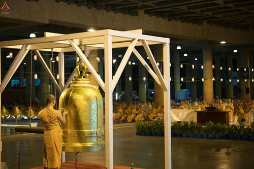 ภาพ No.28098:พิธีปิดแผ่นทองระฆังธรรม เข้าสู่ยุคชาวศิวิไลซ์ และพิธีสวดธัมมจักกัปปวัตนสูตร มุ่งสู่ความสำเร็จ ๑๒,๓๔๕,๖๗๘ จบ