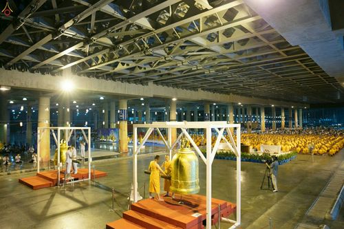 ภาพ No.28093:พิธีปิดแผ่นทองระฆังธรรม เข้าสู่ยุคชาวศิวิไลซ์ และพิธีสวดธัมมจักกัปปวัตนสูตร มุ่งสู่ความสำเร็จ ๑๒,๓๔๕,๖๗๘ จบ