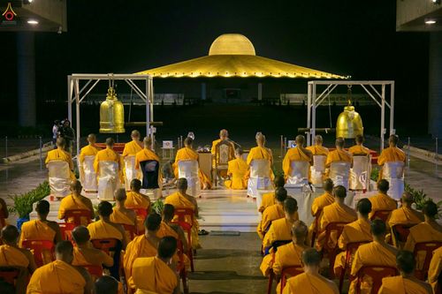 ภาพ No.28097:พิธีปิดแผ่นทองระฆังธรรม เข้าสู่ยุคชาวศิวิไลซ์ และพิธีสวดธัมมจักกัปปวัตนสูตร มุ่งสู่ความสำเร็จ ๑๒,๓๔๕,๖๗๘ จบ