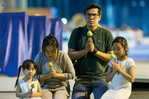 ภาพ No.28100:พิธีปิดแผ่นทองระฆังธรรม เข้าสู่ยุคชาวศิวิไลซ์ และพิธีสวดธัมมจักกัปปวัตนสูตร มุ่งสู่ความสำเร็จ ๑๒,๓๔๕,๖๗๘ จบ