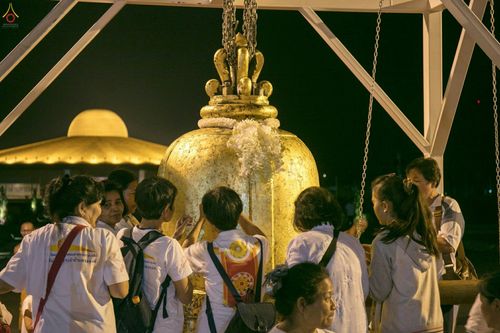 ภาพ No.28105:พิธีปิดแผ่นทองระฆังธรรม เข้าสู่ยุคชาวศิวิไลซ์ และพิธีสวดธัมมจักกัปปวัตนสูตร มุ่งสู่ความสำเร็จ ๑๒,๓๔๕,๖๗๘ จบ