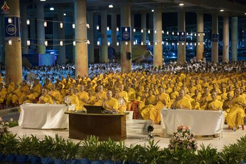 ภาพ No.28117:พิธีปิดแผ่นทองระฆังธรรม เข้าสู่ยุคชาวศิวิไลซ์ และพิธีสวดธัมมจักกัปปวัตนสูตร มุ่งสู่ความสำเร็จ ๑๒,๓๔๕,๖๗๘ จบ