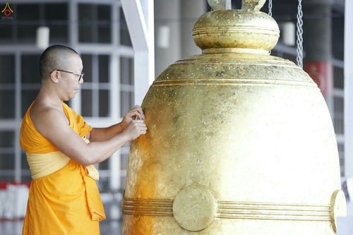 ภาพ No.28137:พิธีปิดแผ่นทองระฆังธรรม เข้าสู่ยุคชาวศิวิไลซ์ และพิธีสวดธัมมจักกัปปวัตนสูตร มุ่งสู่ความสำเร็จ ๑๒,๓๔๕,๖๗๘ จบ