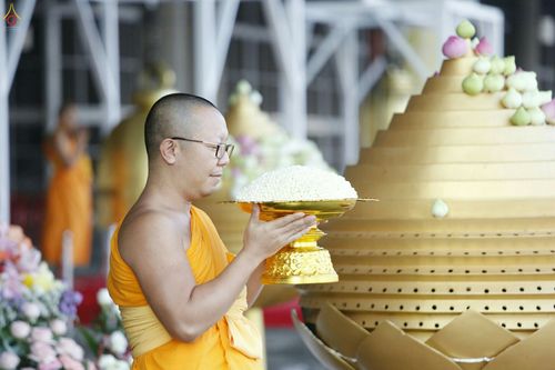 ภาพ No.28135:พิธีปิดแผ่นทองระฆังธรรม เข้าสู่ยุคชาวศิวิไลซ์ และพิธีสวดธัมมจักกัปปวัตนสูตร มุ่งสู่ความสำเร็จ ๑๒,๓๔๕,๖๗๘ จบ