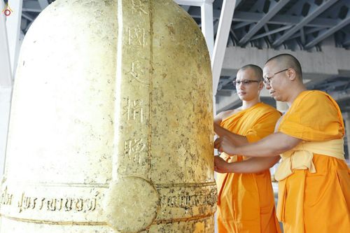 ภาพ No.28139:พิธีปิดแผ่นทองระฆังธรรม เข้าสู่ยุคชาวศิวิไลซ์ และพิธีสวดธัมมจักกัปปวัตนสูตร มุ่งสู่ความสำเร็จ ๑๒,๓๔๕,๖๗๘ จบ