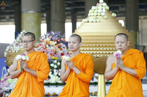 ภาพ No.28141:พิธีปิดแผ่นทองระฆังธรรม เข้าสู่ยุคชาวศิวิไลซ์ และพิธีสวดธัมมจักกัปปวัตนสูตร มุ่งสู่ความสำเร็จ ๑๒,๓๔๕,๖๗๘ จบ