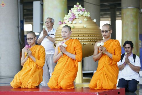 ภาพ No.28145:พิธีปิดแผ่นทองระฆังธรรม เข้าสู่ยุคชาวศิวิไลซ์ และพิธีสวดธัมมจักกัปปวัตนสูตร มุ่งสู่ความสำเร็จ ๑๒,๓๔๕,๖๗๘ จบ