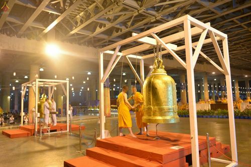 ภาพ No.28184:พิธีปิดแผ่นทองระฆังธรรม เข้าสู่ยุคชาวศิวิไลซ์ และพิธีสวดธัมมจักกัปปวัตนสูตร มุ่งสู่ความสำเร็จ ๑๒,๓๔๕,๖๗๘ จบ