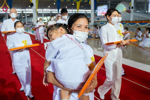 ภาพ No.86499:วันธรรมชัย ปีที่ 55 พิธีทอดผ้าป่ากฐินสมทบครั้งที่1, พิธีเจริญพุทธมนต์ ลูกนิมิตมหาสมบัติฯ พิธีจุดประทีป,พิธีฉลองชัยสวดมนต์บทธัมมจักกัปปวัตนสูตร วันอาทิตย์ที่ 27 สิงหาคม พ.ศ.2566 ณ สภาธรรมกายสากล / มหารัตนวิหารคด วัดพระธรรมกาย