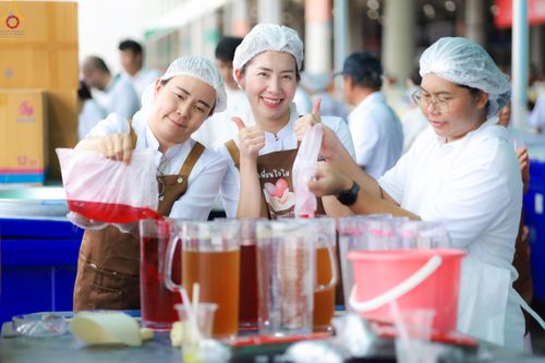 ภาพ No.325922:วันที่ 22 เมษายน พ.ศ.2569(วันคุ้มครองโลก) งานถวายมหาสังฆทาน 40,000 กว่าวัดทั่วประเทศ เจ้าหน้าที่ สาธุชน ร่วมใจจัดเตรียมภัตตาหารเพล (ชุด 2)