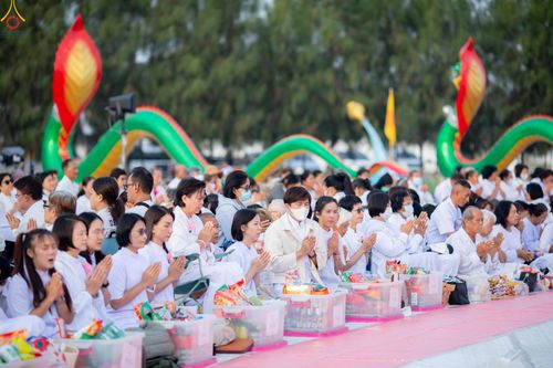 ภาพ No.302603:วันที่ 24 มกราคม พ.ศ. 2569 พิธีตักบาตรพระธรรมยาตรา(ภาพชุดที่ 2) ณ อนุสรณ์สถานลำดับที่ 5 สถานที่เผยแผ่วิชชาธรรมกายครั้งแรก อนุสรณ์สถานบางปลา วัดบางปลา อำเภอบางเลน จังหวัดนครปฐม ในโครงการธรรมยาตรา กตัญญูบูชา มหาปูชนียาจารย์ พระมงคลเทพมุนี(สด จนฺทสโร) พระผู