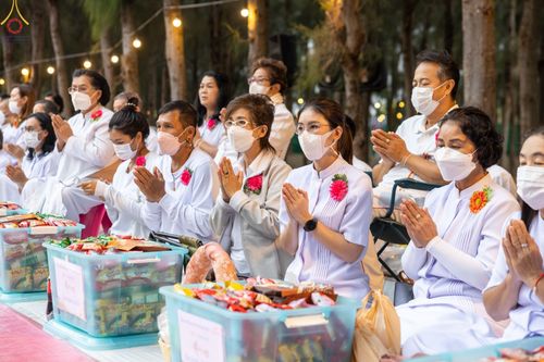 ภาพ No.69691:พิธีตักบาตรพระธรรมยาตราฯ ในโครงการธรรมยาตรากตัญญูบูชา มหาปูชนียาจารย์ พระมงคลเทพมุนี(สด จนฺทสโร) พระผู้ปราบมาร ปีที่ 11 ณ อนุสรณ์สถานลำดับที่ 1 สถานที่เกิดด้วยรูปกายเนื้อ อนุสรณ์สถานมหาวิหารพระมงคลเทพมุนี อ.สองพี่น้อง จ.สุพรรณบุรี