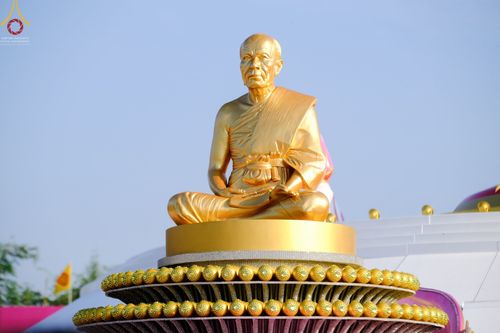 ภาพ No.70538:พิธีตักบาตรพระธรรมยาตราฯ ในโครงการธรรมยาตรากตัญญูบูชา มหาปูชนียาจารย์ พระมงคลเทพมุนี(สด จนฺทสโร) พระผู้ปราบมาร ปีที่ 11 ณ อนุสรณ์สถานลำดับที่ 2 สถานที่ตั้งมโนปณิธานบวชตลอดชีวิต อนุสรณ์สถานคลองบางนางแท่น อ.สามพราน จ.นครปฐม วันที่ 14 มกราคม พ.ศ. 2566