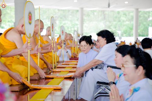 ภาพ No.328815:วันเสาร์ที่ 16 พฤษภาคม พ.ศ.2569 พิธีบุพเปตพลี ครั้งที่ 183 ร่วมอุทิศบุญแด่หมู่ญาติที่ล่วงลับไปแล้ว และสืบทอดอายุพระพุทธศาสนา ณ หอฉันคุณยายอาจารย์ฯ  วัดพระธรรมกาย