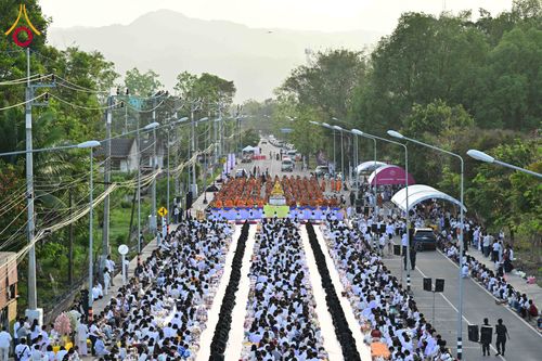 ภาพ No.281522:วันอาทิตย์ที่ 28 ธันวาคม พ.ศ.2568 ตักบาตรพระ 1000 รูป ปีที่ 1 ทำบุญเมืองสตูลส่งท้ายปี ณ หน้าโรงเรียนสตูลวิทยา จ.สตูล