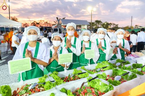 ภาพ No.74117:พิธีถวายภัตตาหารเป็นสังฆทาน แด่คณะพระธรรมยาตราฯ ในโครงการธรรมยาตรากตัญญูบูชา มหาปูชนียาจารย์ พระมงคลเทพมุนี(สด จนฺทสโร) พระผู้ปราบมาร อนุสรณ์สถาน 7 แห่ง ปีที่ 11 วันที่ 25 มกราคม พ.ศ. 2566