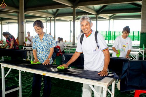 ภาพ No.322390:วันที่ 16 เมษายน พ.ศ.2569 การจัดเตรียมเบาะรองนอน เช็ดทำความสะอาด  เพื่องานถวายมหาสังฆทาน 40,000 กว่าวัดทั่วประเทศ วันคุ้มครองโลก 22 เมษายน พ.ศ.2569 วัดพระธรรมกาย