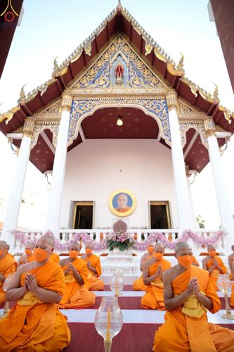 ภาพ No.73256:พิธีจุดประทีปถวายเป็นพุทธบูชา และบูชาธรรมมหาปูชนียาจารย์ ในโครงการธรรมยาตรากตัญญูบูชา มหาปูชนียาจารย์ พระมงคลเทพมุนี(สด จนฺทสโร) พระผู้ปราบมาร ปีที่ 11 ณ อนุสรณ์สถานลำดับที่ 4 สถานที่เกิดด้วยกายธรรม วัดโบสถ์ (บน) บางคูเวียง อ.บางกรวย จ.นนทบุรี วันที่ 21 