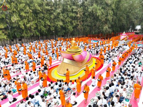 ภาพ No.69600:พิธีตักบาตรพระธรรมยาตราฯ ในโครงการธรรมยาตรากตัญญูบูชา มหาปูชนียาจารย์ พระมงคลเทพมุนี(สด จนฺทสโร) พระผู้ปราบมาร ปีที่ 11 ณ อนุสรณ์สถานลำดับที่ 1 สถานที่เกิดด้วยรูปกายเนื้อ อนุสรณ์สถานมหาวิหารพระมงคลเทพมุนี อ.สองพี่น้อง จ.สุพรรณบุรี