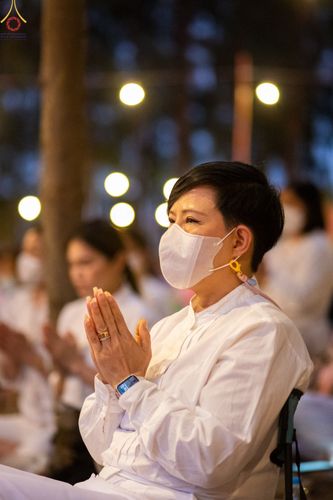ภาพ No.69459:พิธีจุดประทีปถวายเป็นพุทธบูชา และบูชาธรรมมหาปูชนียาจารย์ ในโครงการธรรมยาตรากตัญญูบูชา มหาปูชนียาจารย์ พระมงคลเทพมุนี(สด จนฺทสโร) พระผู้ปราบมาร ปีที่ 11 ณ อนุสรณ์สถานมหาวิหารพระมงคลเทพมุนี อ.สองพี่น้อง จ.สุพรรณบุรี