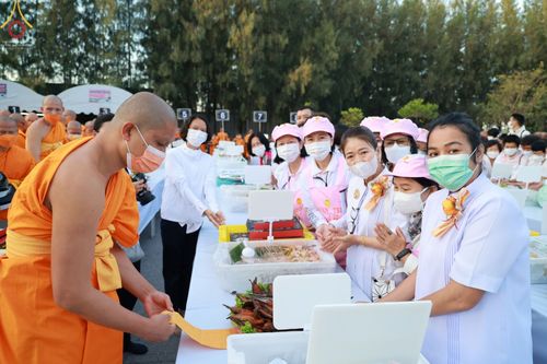 ภาพ No.69847:พิธีถวายภัตตาหารเป็นสังฆทาน แด่คณะพระธรรมยาตราฯ ในโครงการธรรมยาตราฯ ปีที่ 11 ณ อนุสรณ์สถานมหาวิหารพระมงคลเทพมุนี อ.สองพี่น้อง จ.สุพรรณบุรี วันที่ 7 มกราคม พ.ศ. 2566