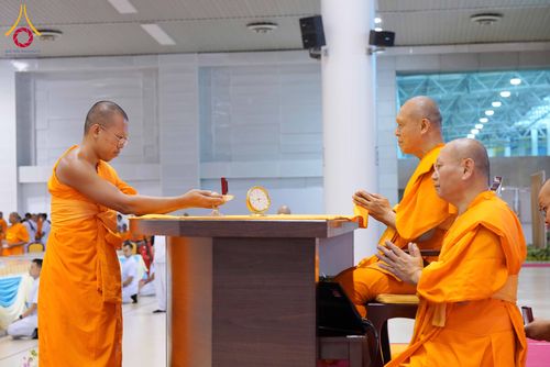 ภาพ No.337996:วันอาทิตย์ต้นเดือน 5 กรกฎาคม พ.ศ.2569 สัมมนาพิเศษ พิธีมอบพระของขวัญ ณ ห้องแก้วสารพัด1 วัดพระธรรมกาย