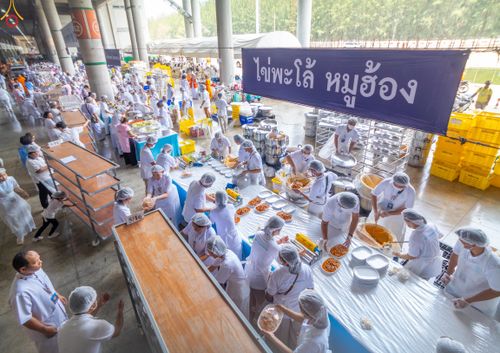 ภาพ No.323719:วันที่ 22 เมษายน พ.ศ.2569(วันคุ้มครองโลก) งานถวายมหาสังฆทาน 40,000 กว่าวัดทั่วประเทศ คณะสงฆ์ฉันภัตตาหารเพล