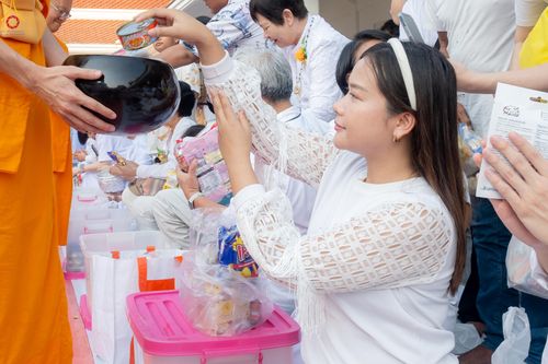 ภาพ No.297702:วันที่ 18 มกราคม พ.ศ. 2569 พิธีตักบาตรพระธรรมยาตรา ณ วัดโบสถ์บน ต.บางคูเวียง จ.นนทบุรี อนุสรณ์สถานลำดับที่ 4 สถานที่เกิดด้วยกายธรรม ในโครงการธรรมยาตรา กตัญญูบูชา มหาปูชนียาจารย์ พระมงคลเทพมุนี(สด จนฺทสโร) พระผู้ปราบมาร อนุสรณ์สถาน 7 แห่ง ปีที่ 14