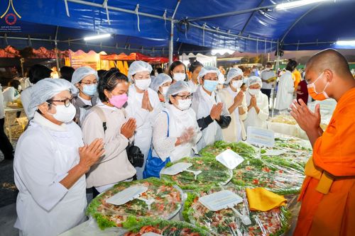 ภาพ No.74396:พิธีถวายภัตตาหารเป็นสังฆทาน แด่คณะพระธรรมยาตราฯ ในโครงการธรรมยาตรากตัญญูบูชา มหาปูชนียาจารย์ พระมงคลเทพมุนี(สด จนฺทสโร) พระผู้ปราบมาร อนุสรณ์สถาน 7 แห่ง ปีที่ 11 วันที่ 26 มกราคม พ.ศ. 2566