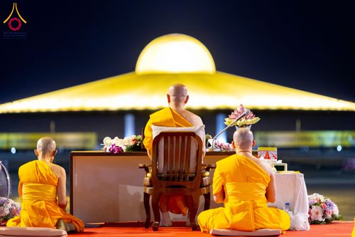 ภาพ No.286757:วันอาสาฬหบูชา วันพฤหัสบดีที่ 10 กรกฏาคม พ.ศ.2568  พิธีเวียนประทักษิณรอบพระมหาธรรมกายเจดีย์ , พิธีฉลองชัยสวดมนต์บทธัมมจักกัปปวัตตนสูตร ครบ 7,520,000,000 จบ ณ มหารัตนวิหารคด วัดพระธรรมกาย