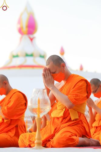 ภาพ No.70184:พิธีจุดประทีปถวายเป็นพุทธบูชา และบูชาธรรมมหาปูชนียาจารย์ ในโครงการธรรมยาตรากตัญญูบูชา มหาปูชนียาจารย์ พระมงคลเทพมุนี(สด จนฺทสโร) พระผู้ปราบมาร ปีที่ 11 ณ อนุสรณ์สถานลำดับที่ 2 สถานที่ตั้งมโนปณิธานบวชตลอดชีวิต อนุสรณ์สถานคลองบางนางแท่น อ.สามพราน จ.นครปฐม 