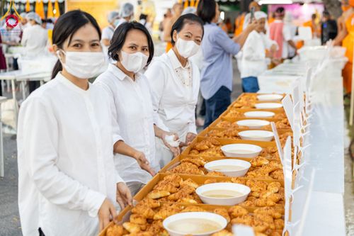 ภาพ No.106040:พิธีถวายภัตตาหารเป็นสังฆทาน แด่คณะพระธรรมยาตราฯ ในโครงการธรรมยาตรากตัญญูบูชา มหาปูชนียาจารย์ พระมงคลเทพมุนี(สด จนฺทสโร) พระผู้ปราบมาร อนุสรณ์สถาน 7 แห่ง ปีที่ 12 วันที่ 3 มกราคม พ.ศ. 2567 ณ อนุสรณ์สถานโลตัสแลนด์ จ.สุพรรณบุรี