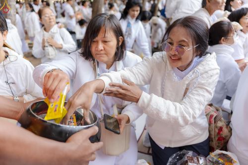 ภาพ No.289392:วันที่ 7 มกราคม พ.ศ. 2569 พิธีตักบาตรพระธรรมยาตรา ณ อนุสรณ์สถานลำดับที่ 1 สถานที่เกิดด้วยรูปกายเนื้อ อนุสรณ์สถานมหาวิหารพระมงคลเทพมุนี (โลตัสแลนด์) อ.สองพี่น้อง จ.สุพรรณบุรี ในโครงการธรรมยาตรา กตัญญูบูชา มหาปูชนียาจารย์ พระมงคลเทพมุนี(สด จนฺทสโร) พระผู้ป