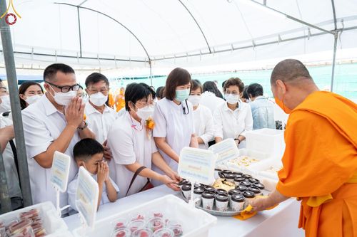 ภาพ No.70394:พิธีถวายภัตตาหารเป็นสังฆทาน แด่คณะพระธรรมยาตราฯ ในโครงการธรรมยาตราฯ ปีที่ 11 ณ อนุสรณ์สถานคลองบางนางแท่น อ.สามพราน จ.นครปฐม วันที่ 12 มกราคม พ.ศ. 2566