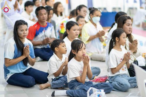 ภาพ No.321806:วันที่ 12 เมษายน พ.ศ.2569 ตักบาตรสงกรานต์ฉลองสามเณรใหม่  ณ ศูนย์ปฏิบัติธรรมระยอง(บ้านช่องลม)