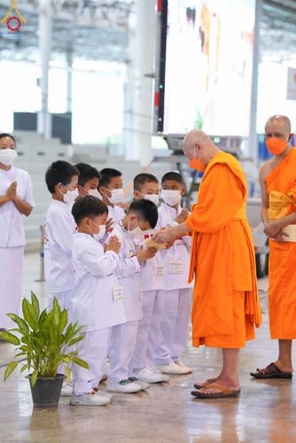 ภาพ No.83646:พิธีวางแผ่นจารึกชื่อและพิธีวางพวงมาลัยสักการะพระประธาน วันอาทิตย์ที่ 16 กรกฎาคม พ.ศ. 2566 ณ รัตนบัลลังก์ สภาธรรมกายสากล วัดพระธรรมกาย