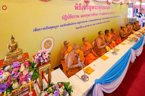 ภาพ No.73728:พิธีเจริญพระพุทธมนต์ ปฏิบัติธรรม มอบทุนการศึกษา ถวายสังฆทาน 106 วัด เพื่อถวายเป็นพุทธบูชา และขับเคลื่อนโครงการหมู่บ้านรักษาศีล 5  โดยคณะสงฆ์จังหวัดนนทบุรี คณะศิษยานุศิษย์วัดพระธรรมกาย โครงการธรรมยาตราฯ ปีที่ 11 ณ วัดตะเคียน อ.บางกรวย จ.นนทบุรี วันที่ 21 