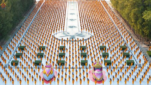 ภาพ No.281634:วันที่ 24 ธันวาคม พ.ศ.2568 พระธรรมยาตรา ปฏิบัติธรรม และถ่ายภาพหมู่ประวัติศาสตร์ ณ ลานหน้ามหาวิหารพระมงคลเทพมุนีฯ วัดพระธรรมกาย