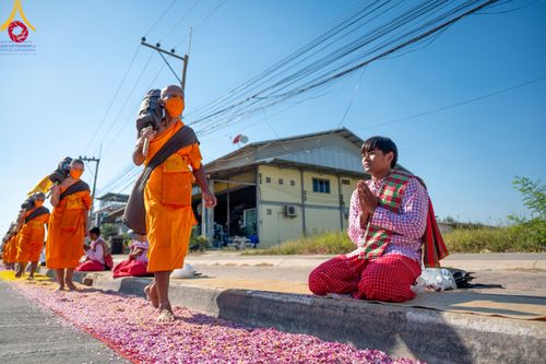 ภาพ No.106151:พิธีต้อนรับพระธรรมยาตรา ชุด 2 ในโครงการธรรมยาตรากตัญญูบูชา มหาปูชนียาจารย์  พระมงคลเทพมุนี(สด จนฺทสโร) พระผู้ปราบมาร  อนุสรณ์สถาน 7 แห่ง ปีที่ 12  วันที่ 3 มกราคม พ.ศ. 2567  ณ อนุสรณ์สถานโลตัสแลนด์ จ.สุพรรณบุรี