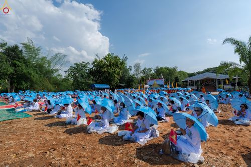 ภาพ No.326912:วันศุกร์ที่ ๑ พฤษภาคม พ.ศ.๒๕๖๙ พิธีทอดผ้าป่า สถาปนาองค์พระเจดีย์เพื่อสร้างสันติภาพโลก และ พิธีโปรยรัตนชาติ กลั่นแผ่นดิน  โปรยทราย เป็นปฐมฤกษ์ ณ ศูนย์ปฏิบัติธรรมเถินเทิดธรรม ต.แม่ปะ อ.เถิน จ.ลำปาง