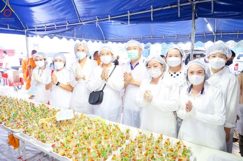 ภาพ No.74523:พิธีถวายภัตตาหารเป็นสังฆทาน แด่คณะพระธรรมยาตราฯ ในโครงการธรรมยาตรากตัญญูบูชา มหาปูชนียาจารย์ พระมงคลเทพมุนี(สด จนฺทสโร) พระผู้ปราบมาร อนุสรณ์สถาน 7 แห่ง ปีที่ 11 วันที่ 27 มกราคม พ.ศ. 2566