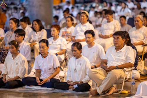 ภาพ No.280422:วันที่ 31 ธันวาคม พ.ศ.2568 -วันที่ 1 มกราคม พ.ศ.2569 พิธีฉลองชัยสวดมนต์บทธัมมจักกับปปวัตนสูตร ครบ 8,000,000,000 จบ , พิธีสวดมนต์ข้ามปี ณ วัดพระธรรมกาย